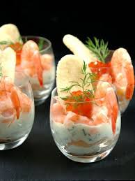 5 Recettes Tres Faciles A Faire A Base De Saumon Fume Pour Bien Manger Les Terrines Aux Crevettes Sont Un V Recette Saumon Recette Saumon Fume Verrine Saumon