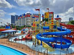 Apa yang paling menarik sekali di sini ialah gelongsor setinggi 12 meter yang pasti membuat anda seronok. Jalan Jalan Ke Legoland Waterpark Johor Bahru