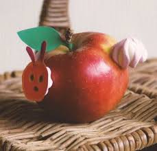 Deze 7 gezonde traktaties met fruit erin, zien er vrolijk en leuk uit en zet je snel en makkelijk in elkaar! Rupsje Nooit Genoeg Kinderfeestje Thuis