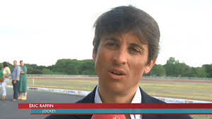 Une cérémonie en l'honneur du driver challandais Éric Raffin