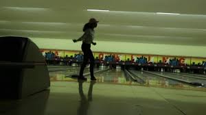 Ada cara memegang bolanya, ada cara mengayunkan tangannya, ada cara melangkahnya. Weekend List Artha Gading Bowling Center By Net Lifestyle