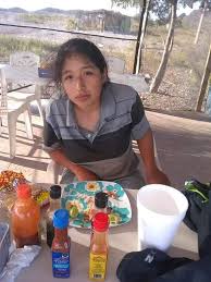 Esta muchacha anda pérdida dice se vino a trabajar al campo santa Inés en  sonora y tiene 2 días caminando quiere llegar con su familia ella se  encuentra en En las guasimas