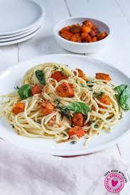 Pasta Mit Kurbis Blattspinat Und Gerosteten Tomaten Hauptgericht Einfache Gerichte Essen