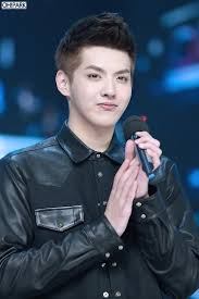 2000년에 장위안(張元) 감독의 영화 《17년 후》에서 주연을 맡은 뒤, 제13회 싱가포르. í¬ë¦¬ìŠ¤ ìš°ì´íŒ ìš°ë'˜ê¸° ìŒìˆ˜