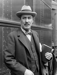 Inggit's life is perfect with her 5 best friends, a lover named tristan, and the love of her parents in jogja. Howard Carter Wikipedia