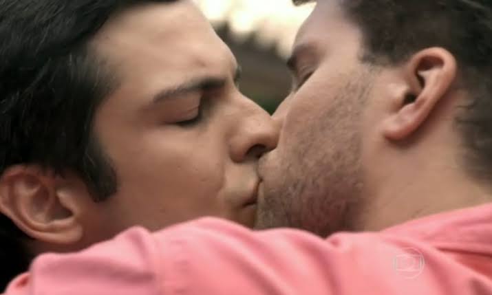 Resultado de imagem para felix beijo gay"