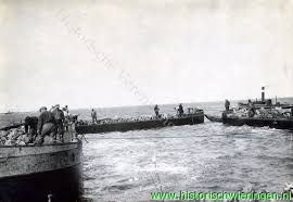 In 1932 is de afsluitdijk klaar. Bouw Amsteldiepdijk Korte Afsluitdijk Het Zinkstuk Verdwijnt Onder Water Foto 4013 Uit De Beeldbank Historische Vereniging Wieringen