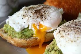 Puree D Avocats Et œufs Poches Sur Baguette Mashed Avocados Poached Eggs On Baguette Toasts Recette Puree D Avocat Oeuf Poche Et Alimentation