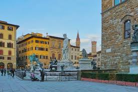 Der palazzo vecchio ist eines der bedeutendsten und bekanntesten wahrzeichen von florenz und stellt ein herausragendes beispiel mittelalterlicher zivilbaukunst dar. Sehenswurdigkeiten In Florenz Ein Stadtspaziergang
