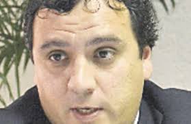 Dos Santos dice que Coronel actúa sola