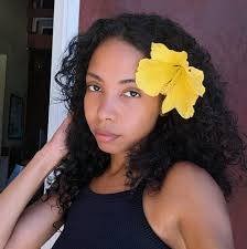 🇷🇪💬 Être Réunionnais et Français, c'est naviguer entre deux mondes. D'un  côté, la fierté d'une culture créole unique, riche et métissée. De l'autre,  la citoyenneté française, parfois mal reconnue, surtout en Métropole.