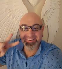 Jan.....O samotności jako drodze do siebie... Samotność. Wyraz ten dla  wielu brzmi jak brama do pustki, zimnej przestrzeni, gdzie echa  niewypowiedzianych słów rozbrzmiewają niczym głosy duchów. A jednak dla  mnie, Jana, samotność