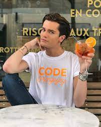 Последние твиты от kim kardashian west (@kimkardashian). Je Favo Koen Kardashian Kingsday Special T Shirt Gaat Over Een Paar Uur In De Lucht Vriendinnen Codeorangeygey Koe Kardashian Vriendinnen T Shirts
