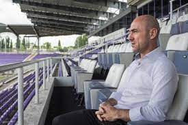 Zoltán kovács (born 24 september 1973) is a retired hungarian footballer who used to plays as a striker. Mar Nem Kovacs Zoltan A Sportigazgato Ujpest Media