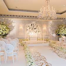 Lush White Floral And Plush Carpeting Are The Stars Of This Stunning Wedding At The Dorchester Wedluxe Magazine Wed Dekorasi Pernikahan Pernikahan Dekor