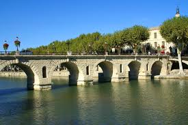 Sommieres Est Une Ville Tres Pittoresque Connue Pour Son Centre Medieval Construit En Damier Le Long Du Fleuve Le Vidourle Tourisme Pont Cevennes