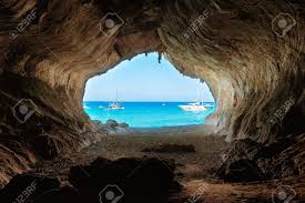 Sono passati 40 anni da quel nefasto giorno del 27 giugno 1980 quando il volo ih 870 dell'itavia da bologna a palermo scompare alle ore 20:59 dai radar. Blick Aus Dem Inneren Der Grossen Hohle Zum Strand Und Blaues Meer Mittelmeerkuste Sardinien Italien Lizenzfreie Fotos Bilder Und Stock Fotografie Image 54635681