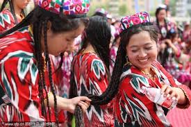 Each team comprised of a model, stylist and an assistant who slugged it out to emerge as winners of the monetary reward offered by the lush brand. Hair Braiding Competition In Xinjiang