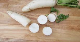 Jus lobak putih dikatakan sangat baik untuk membersihkan bahagian dalaman badan manusia termasuk mencegah penyakit yang berkaitan dengan masalah buah pinggang. Khasiat Lobak Putih