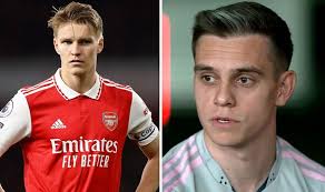 Man Utd dressing room reaction to Fergie's retirement and why Van Persie  was an anomaly