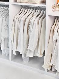 Y para tirar a conciencia quédate solo con lo bueno, con la ropa que realmente usas o es de calidad, o como dice marie kondo, con aquello que te haga feliz. Como Ordenar Armarios Con El Metodo De Marie Kondo Westwing