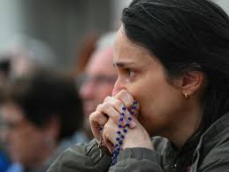 "Nova imagem da Igreja", "ensinamento de humildade": fiéis no Vaticano  relembram legado do papa