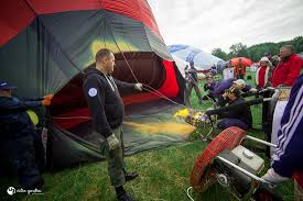 Un balon cu aer cald costă zeci de mii de euro și nici plimbarea nu este chiar ieftină, dar experiența la înălțime este neprețuită, spun cei care au trăit o în aceste zile, localitatea doljeană băileşti găzduieşte un festival dedicat baloanelor cu aer cald, iar cei curajoşi se pot urca în nacelă pentru o plimbare. Hai La Aerobis Balloon Fiesta 2017 Orheianca Eu