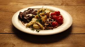 Hauptspeise Katarina Stahl Geschmorte Rinderbackchen Mit Rotwein Sosse Und Basilikum Gnocchi Br De Hauptspeise Rinderbackchen Kochen Und Backen Rezepte