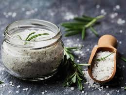 5 Idees Pour Realiser Des Sels Aromatises Maison Idee Cadeau Cuisine Sel De Cuisine Recettes De Cuisine
