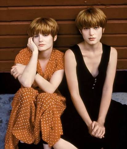 Jennifer Jason Leigh and Bridget Fonda in "Single White Female", 1992.