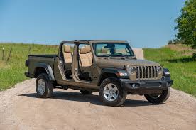 Jeep turned the 2021 gladiator pickup truck into an rv with a rooftop tent that can sleep 4 — see inside the 'farout' concept. Review Update 2020 Jeep Gladiator Sport Makes For A More Useful Wrangler