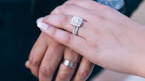 Grâce à notre site, vous pourrez bénéficier de magnifiques anneaux de mariage au prix les plus bas. Trouver Des Alliances Ou Des Bagues De Fiancailles Pas Cheres