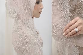 Bisa diadakan di rumah maupun digedung tempat upacara panggih/resepsi dilaksanakan. 5 Inspirasi Kebaya Hijab Untuk Pernikahan Yang Elegan Bukareview