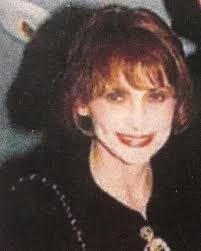 Lois Groth's Instagram, Twitter & Facebook