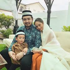 Persembahan memukau pelakon izara aishah ketika pertunjukkan fesyen rizalman for zalora. Adib Pernah Beri 99 Kuntum Bunga Izara Aishah Dedah Bermacam Cara Adib Mengoratnya My Cms