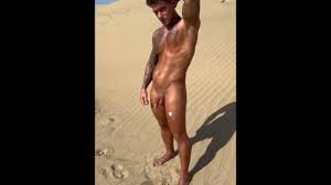 ☀️💦在裸体海滩上撒尿，我希望好色的男人不要发现我😱