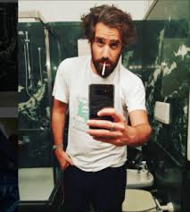 Tommaso paradiso è il cantante del momento: Tutte Pazze Per Tommaso Paradiso Dei Thegiornalisti Anche La Sua Fidanzata Roba Da Donne