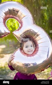 Lindo Bebe Nina Jugando Con Numero Tres Globos Mylar Afuera Fotografia De Stock Alamy