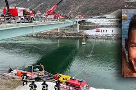 I carabinieri hanno recintato l'intera zona e bloccato gli accessi al ponte sull'adige. Gswk5jctwbfvmm