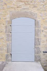 Pour Fermer L Entree D Une Grange Ou D Un Batiment Annexe Vous Pouvez Fabriquer Vous Meme Une Porte En Bois A Parti Porte En Bois Porte Bois Porte Bois Massif