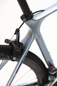 同バイクに特徴的なシートクランプ付近の造形は振動を分散させる設計 cyclowired バイク 造形 シート