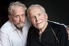 Kirk douglas en espartaco, uno de los roles que lo hizo más conocido en el mundo. Channing Thomson On Twitter Michael Douglas And Dad Kirk Douglas 101 Today