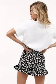 Revenons sur la mini jupe kiabi, ce n'ai pas vraiment mon style, comme je l'ai dis à plusieurs reprise la marque a envoyé quelques pièces de leurs collections afin de tester les vêtements et d'avoir des retours. Medium Default Ideal Pour Les Enterrements De Vie De Jeune Fille I Love Fancy Dress Ltd Une Mini Jupe Robe Courte A Carreaux Noires Et Blancs Style Mary Quant Des Annee 60 Pour Adulte