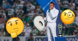 El intérprete mexicano se olvidó de la letra del himno nacional tricolor durante la ceremonia de arranque para el juego de ida entre santos laguna y cruz azul. Leje4hbwdcmwvm