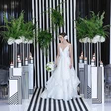 Black And White Wedding Party This Graphic Ceremony With Pops Of Electrifying Green Is No Optical Illusion It Really Is As Dreamy As I Wedding Deco Black White Wedding Wedding Decorations