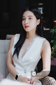 Cô sinh thuộc cung song ngư, cầm tinh con (giáp) rồng (mậu thìn 1988). Thien An Ná»¯ Chinh Mv Song Gio Lá»›p 9 Lam Nhan Vien LÆ°á»£m Xu Khu Vui ChÆ¡i 21 Tuá»•i Kiáº¿m Thu Nháº­p Khá»§ng Nuoi Cáº£ Gia Ä'inh