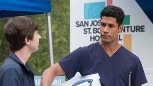 A charming young doctor puts a member of the surgical team in an awkward position at work; The Good Doctor 2 Episodio 1 Good Doctor Good Doctor Season 2 Doctor