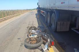 Batida entre moto e carreta deixa uma pessoa morta na Imigrantes