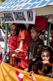 Since its independence in 1945, indonesia has struggled through a daunting array of social, political and economic challenges. File Bhinneka Tunggal Ika Jpg Wikimedia Commons
