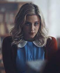When riverdale first premiered, it flirted with this… betty had a crush on archie, archie had a crush on veronica, but at the time archie was boning his music teacher (as one does). Âµ Comicmovies Comic Movies Film Betty Cooper Riverdale Riverdale Betty Riverdale Aesthetic